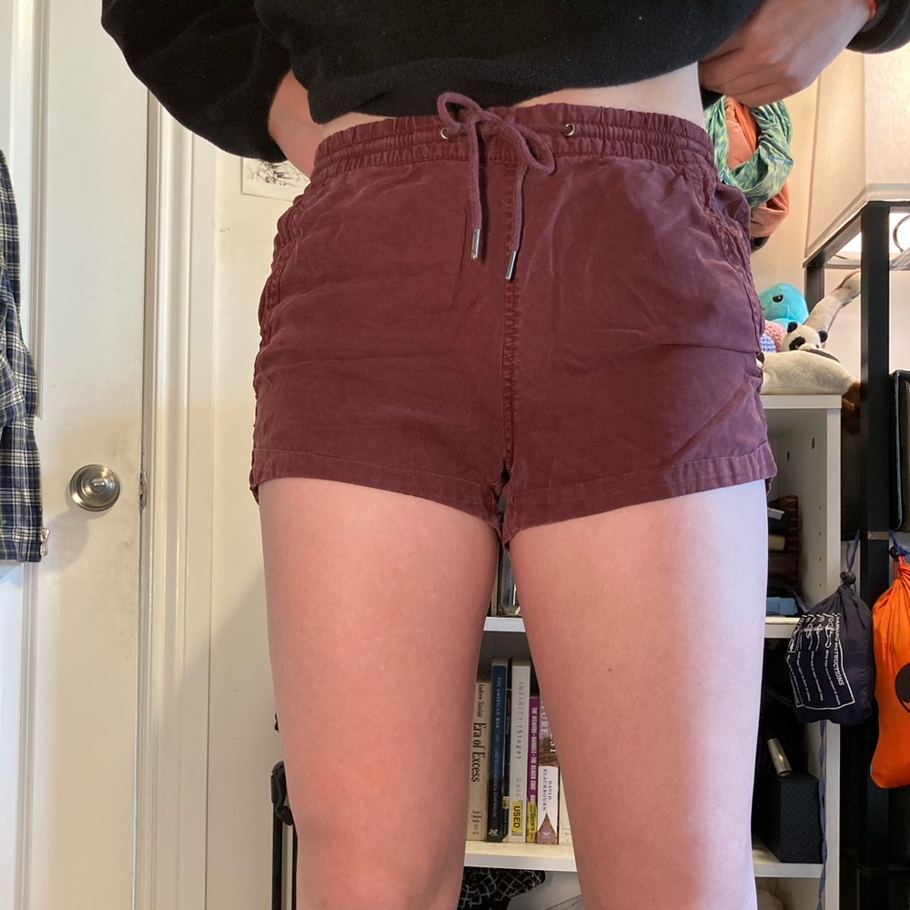 CINCH WAIST MAROON SHORTS